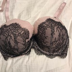 Size 34DD Victoria’s Secret bra.